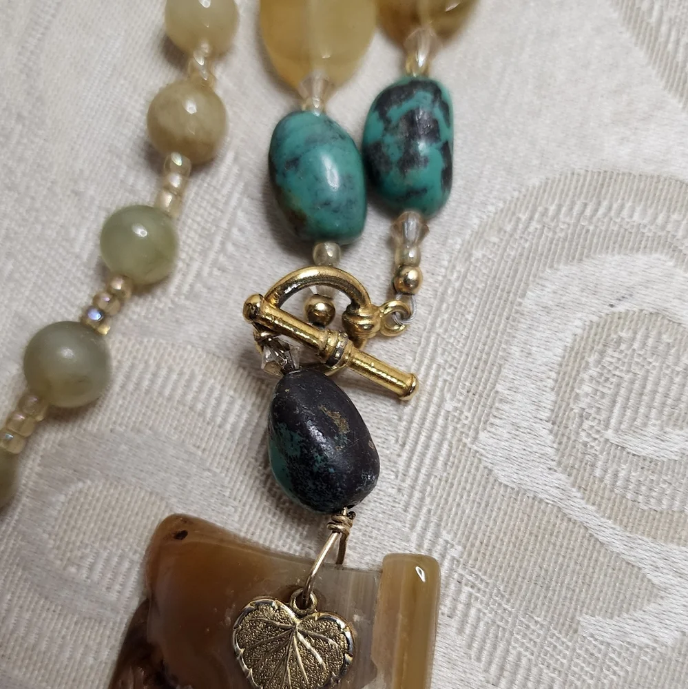 VINTAGE 70'S GEMSTONE BEADED NECKLACE WITH AGATE SLICE PENDANT